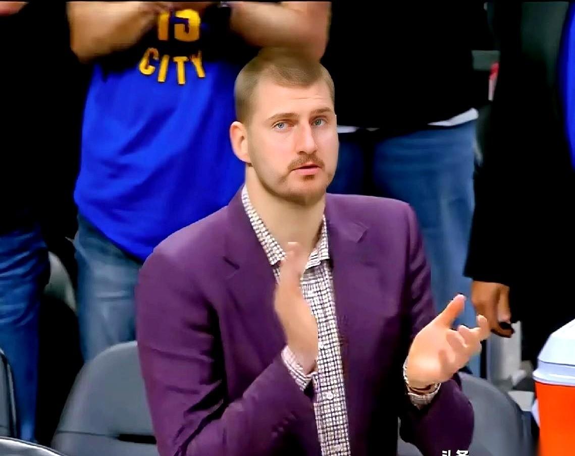 掘金队的主力，直接连歇两场。
板凳席上，球星们穿着训练服，毛巾搭在肩上，眼睁睁看