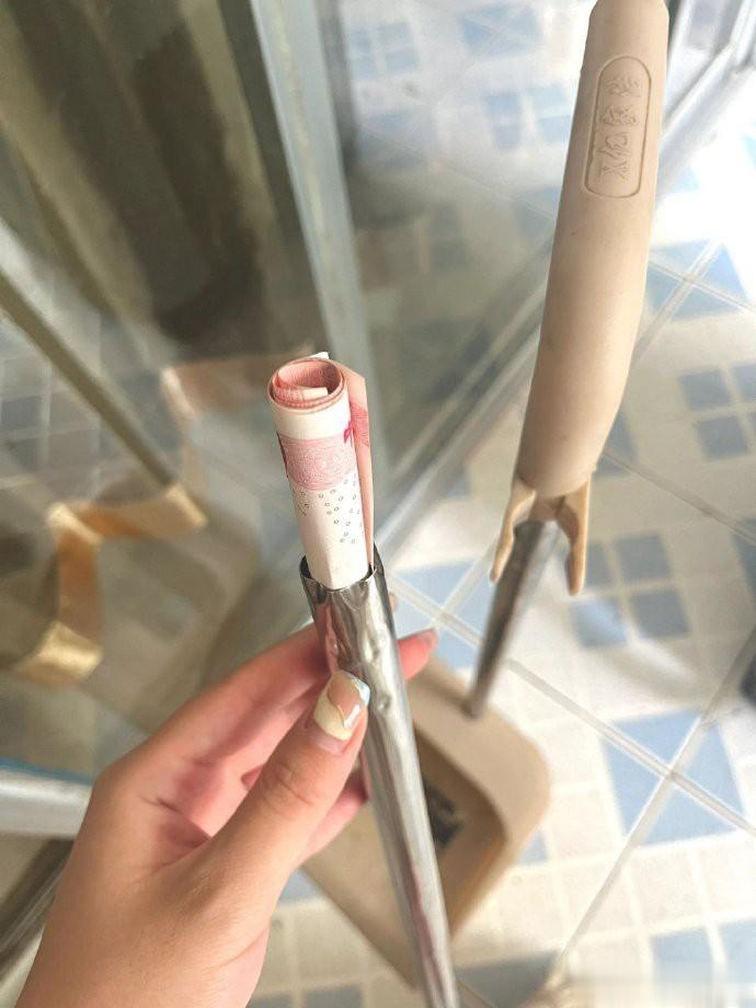 搬家在扫把杆里发现了这个 一定是我男朋友奖励我做家务给我准备的惊喜！ ​​​