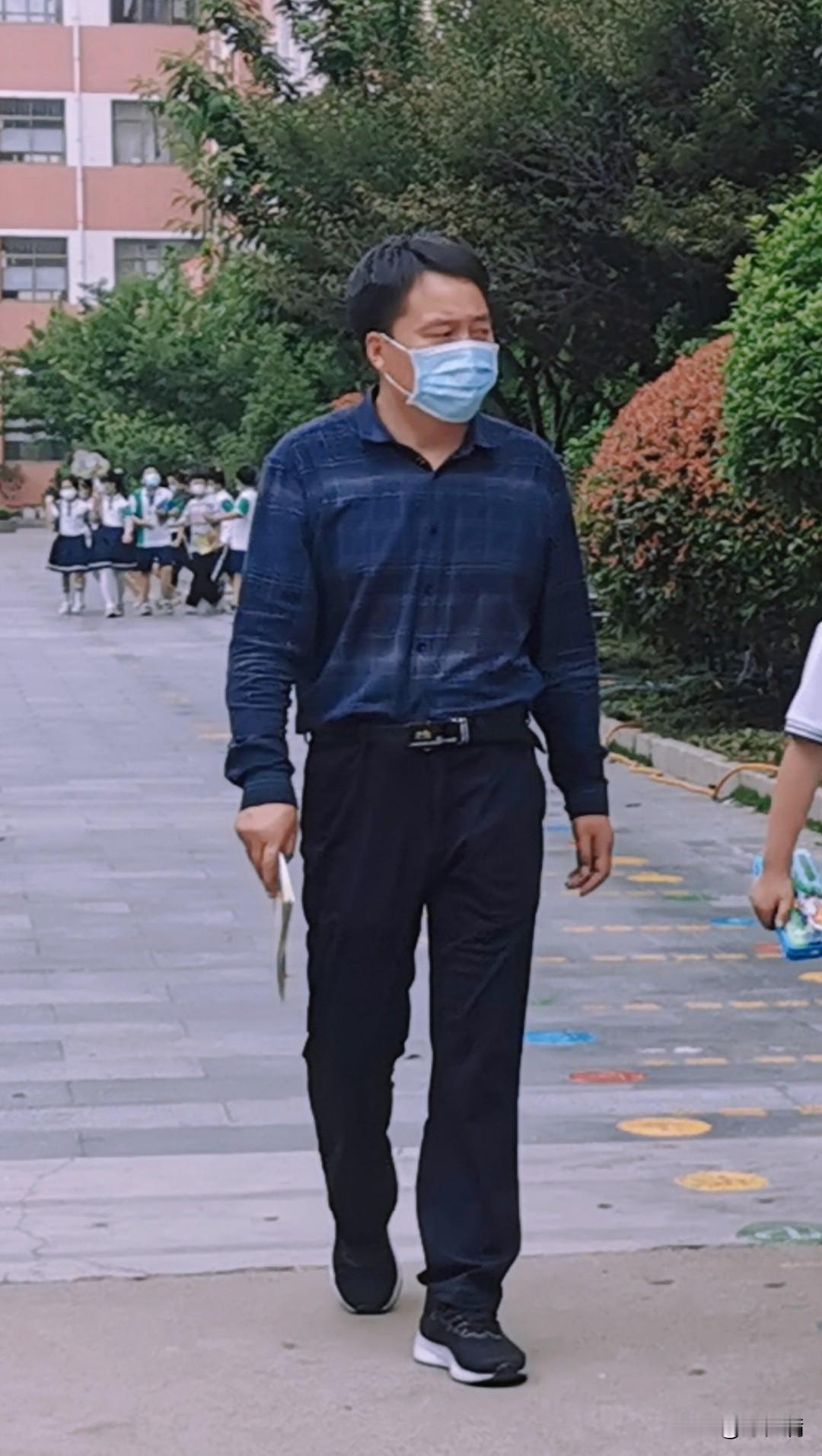 人到中年之后，委曲求全并不是软弱，而是为别人考虑的更多。

因为岁月告诉了我们，