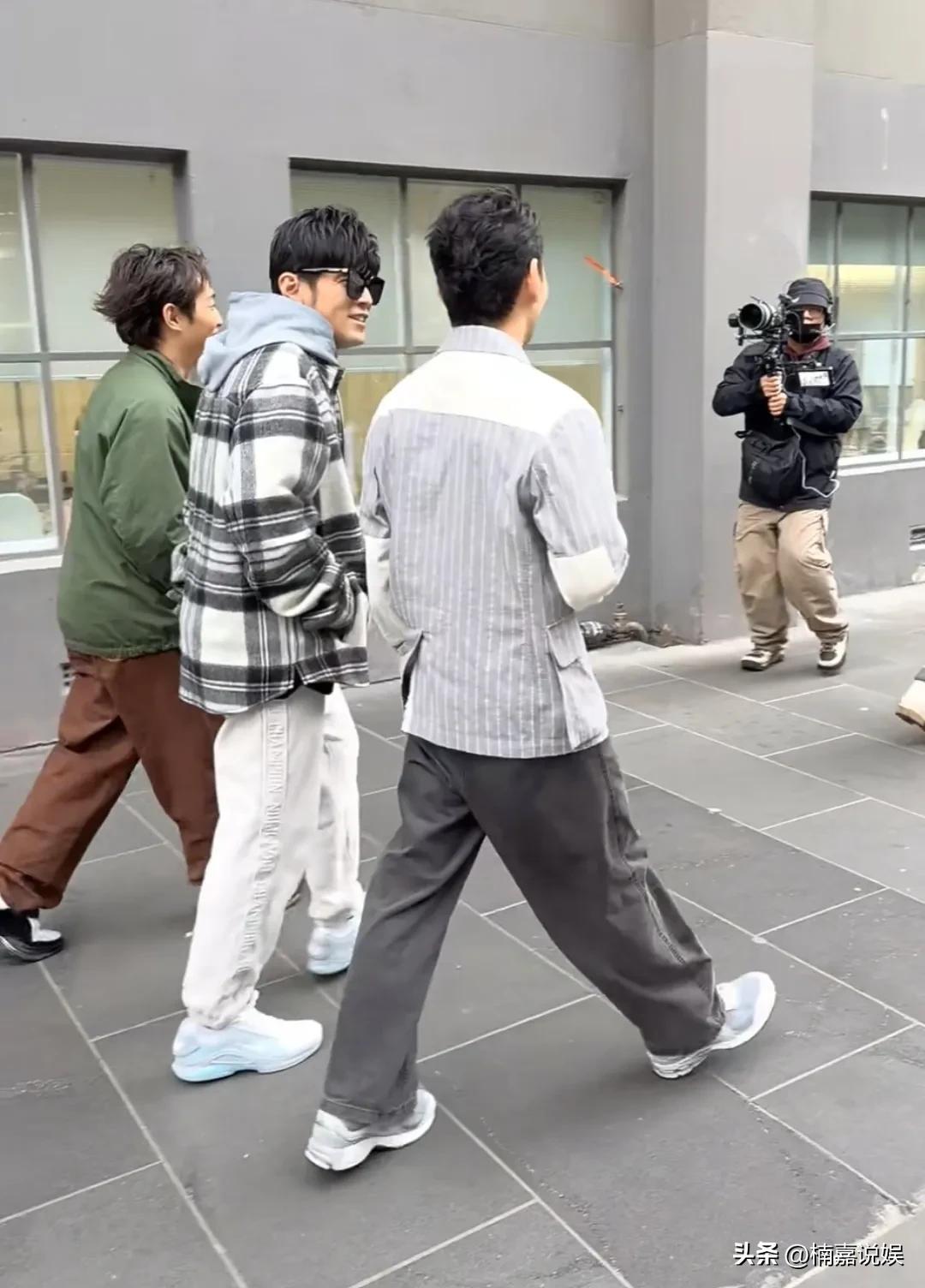 周杰伦现身澳大利亚墨尔本街头录节目，本人看着有说有笑，心情很好啊，完全没有受到网