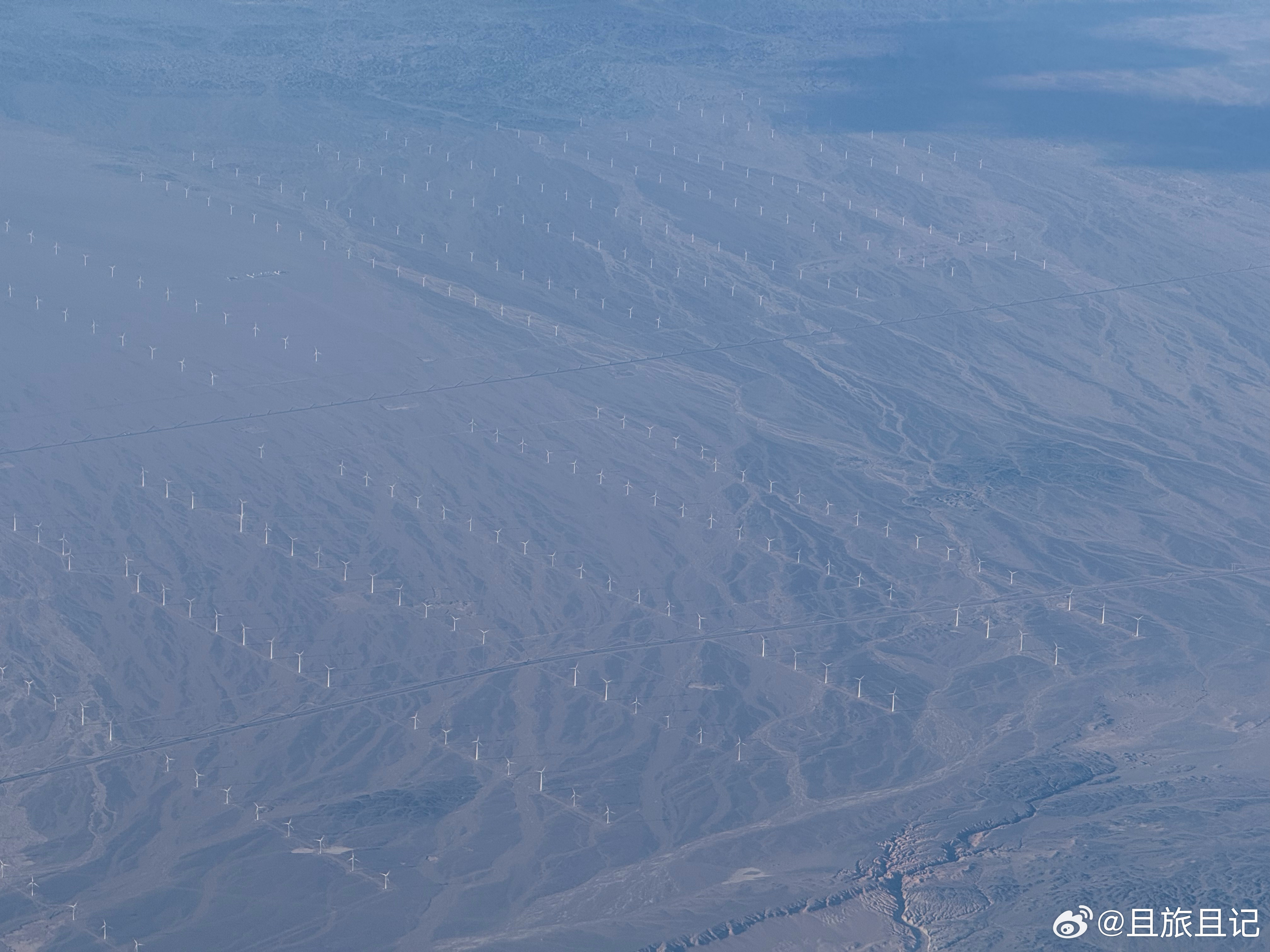 我国西北地区不同于南方地区的地形地貌，定位显示为新疆哈密地区，不一定准确。 哈密