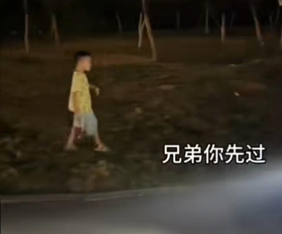 夜间路口暖心一幕：司机礼让孩童，一场可爱的双向“江湖礼让”
 
近日，钦州六峰山