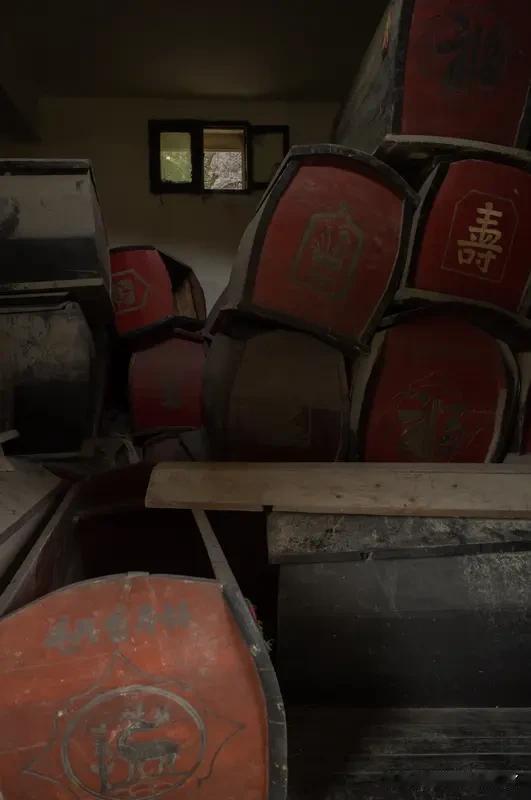 有一个棺材铺的门牌是这样写的。《中午不买》
好多人都不明白。
你们知道这是啥意思