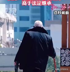 陕西，李大爷没儿没女，晚年全靠侄女小丽照料。俩人签了协议，李大爷离世后，名下的房
