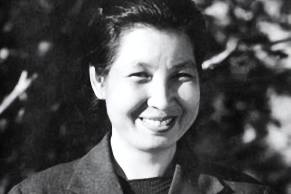 在井冈山斗争时期，由于敌人的封锁，山上经常断粮，战士们吃得很差，最常见的伙食就是