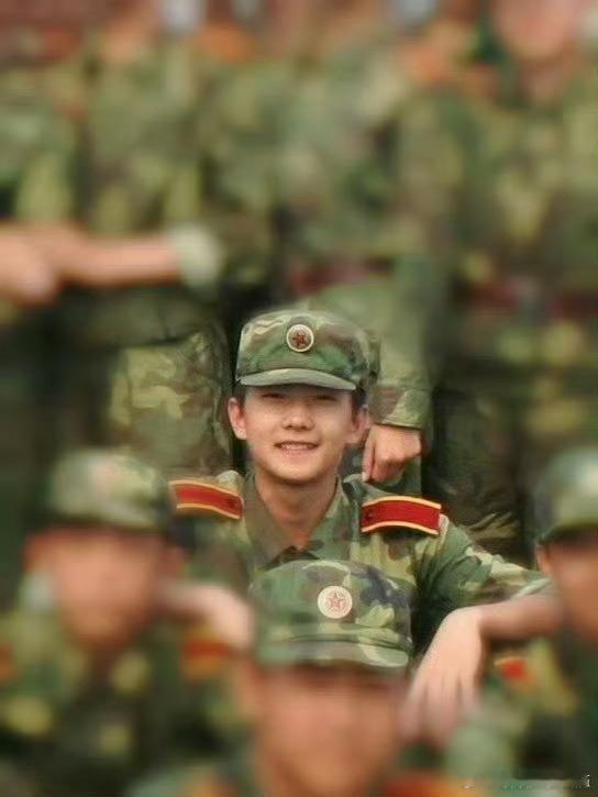 杨洋 我虽然退役了但志没退瞬间被这份赤诚打动，褪去军装依旧闪闪发光！ ​​​