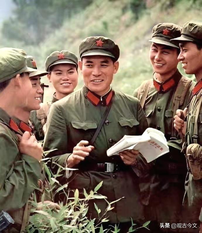 这是一九七七年硬骨头六连战士们在一起学习交流的场景。硬骨头六连是中国人民解放军陆