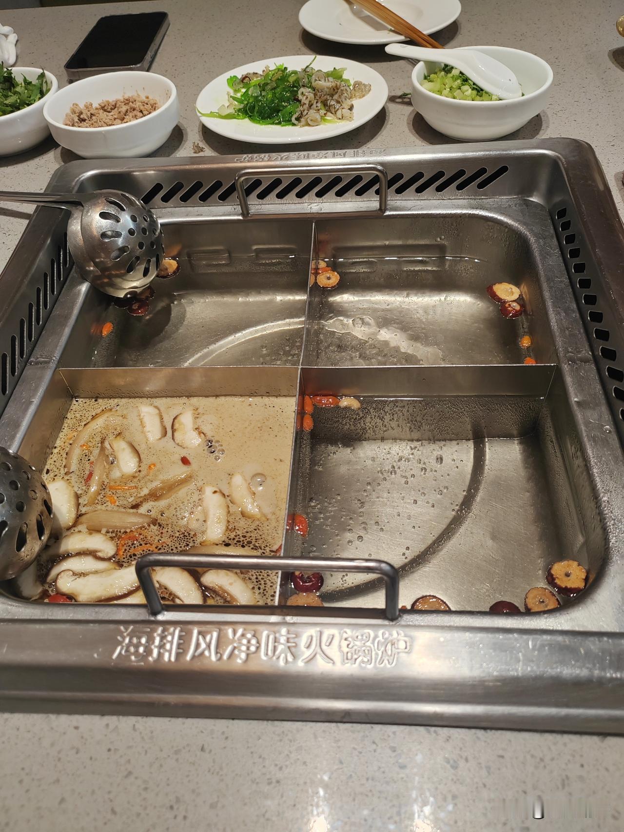 午餐海底捞一捞，海底捞单人套餐对两个饭量不太大的中老年人对友好了，六荤三素九宫格