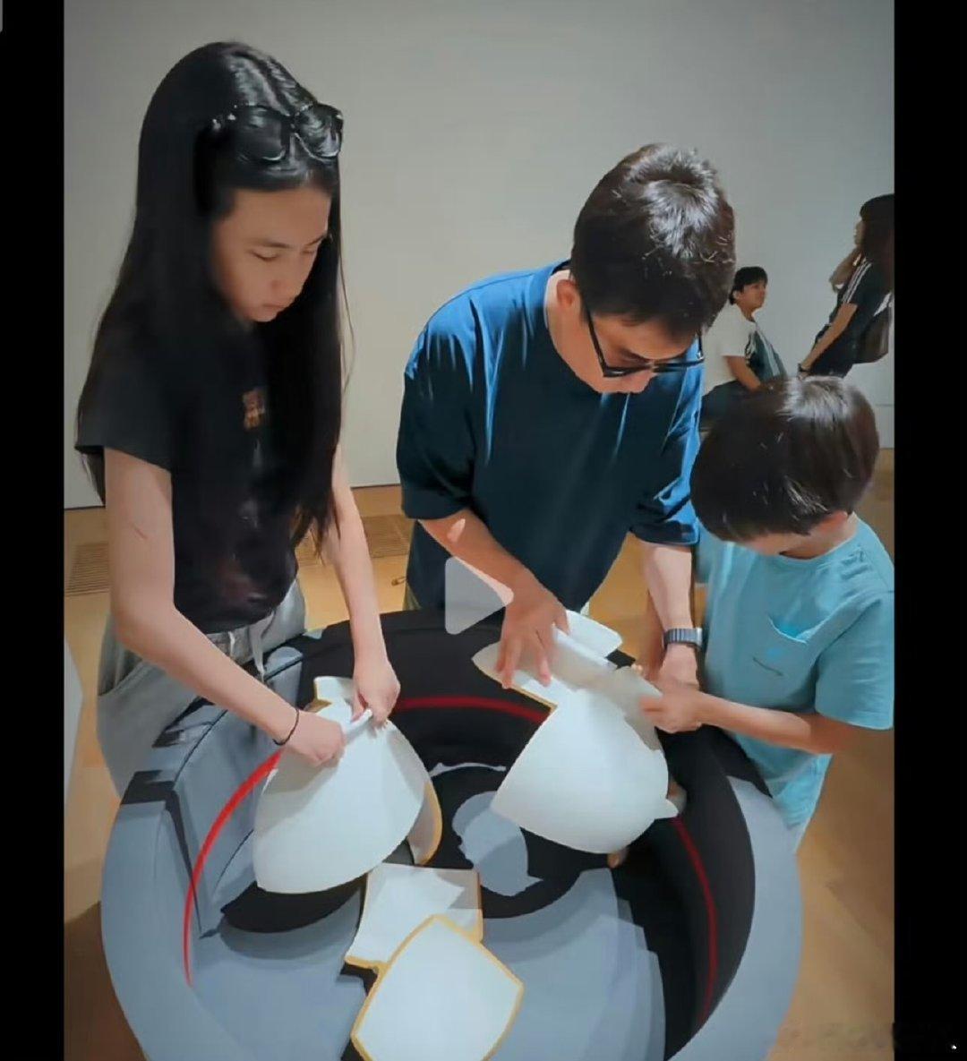 黄多多像妈妈孙莉黄磊孙莉一家出游vlog 黄磊孙莉一家出游vlog，来看看黄磊二