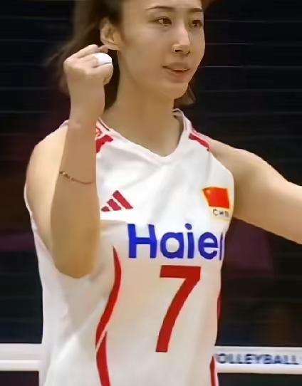 昨晚中国女排与泰国女排一战让观众看得手心冒汗，多亏老将王媛媛替补出场，起到了立竿