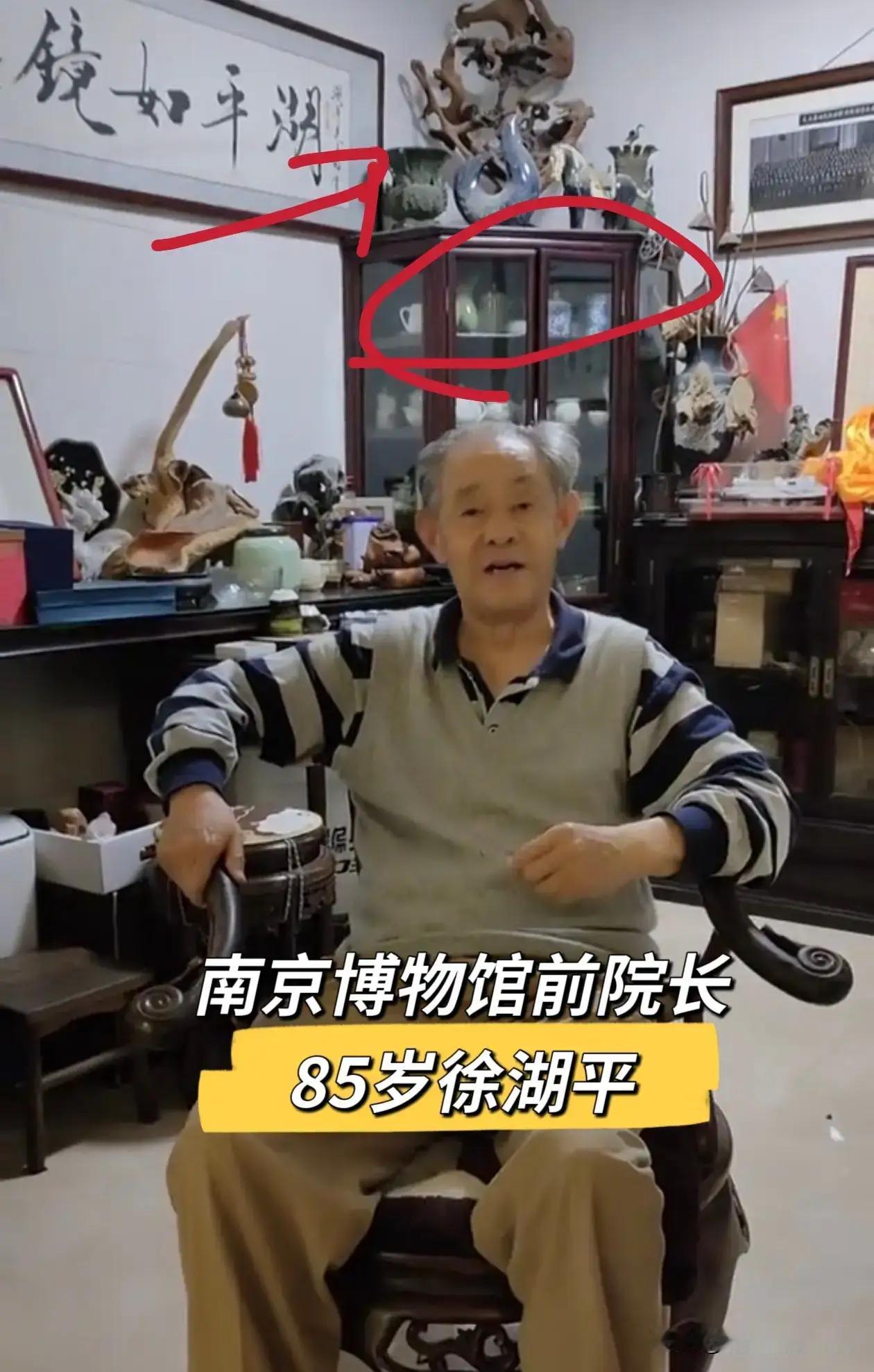 院长敢把这么一柜子的宝贝出镜。要么说明这一柜子的东西全是赝品。
要么是院长看到的