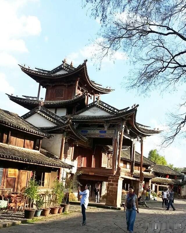 演员李现近日重游电视剧《去有风的地方》拍摄地，再次带火了沙溪古镇。

我们老俩口