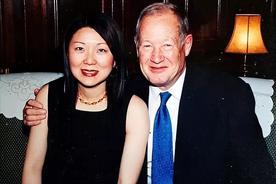 “你要是能怀孕，我们就结婚”2006年，英国69岁亿万富翁爱上中国33岁女外卖员
