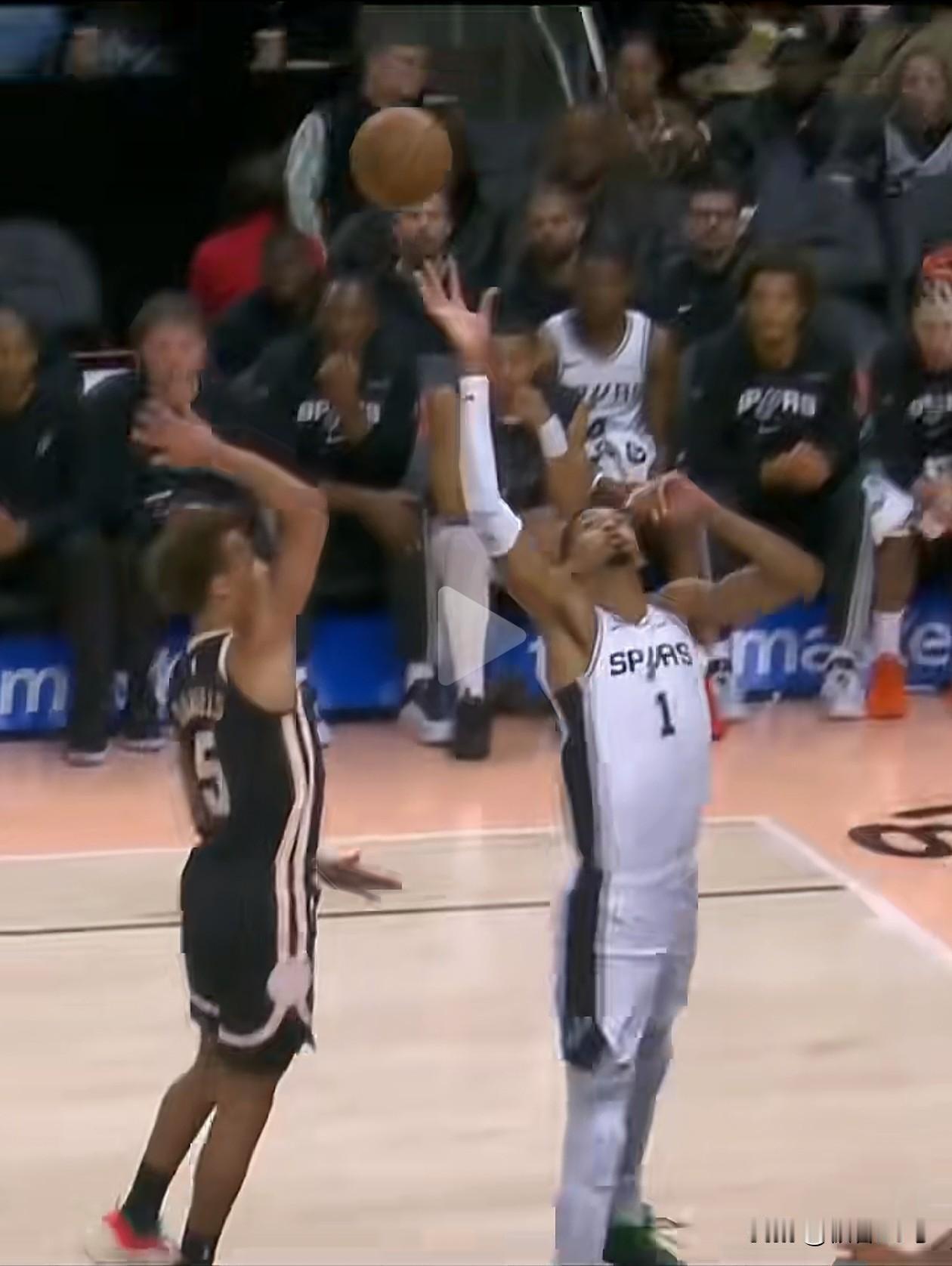 文班亚马再现金针度人绝技！
追身大帽向来为球迷们所津津乐道，然而文班竟使出“顺风