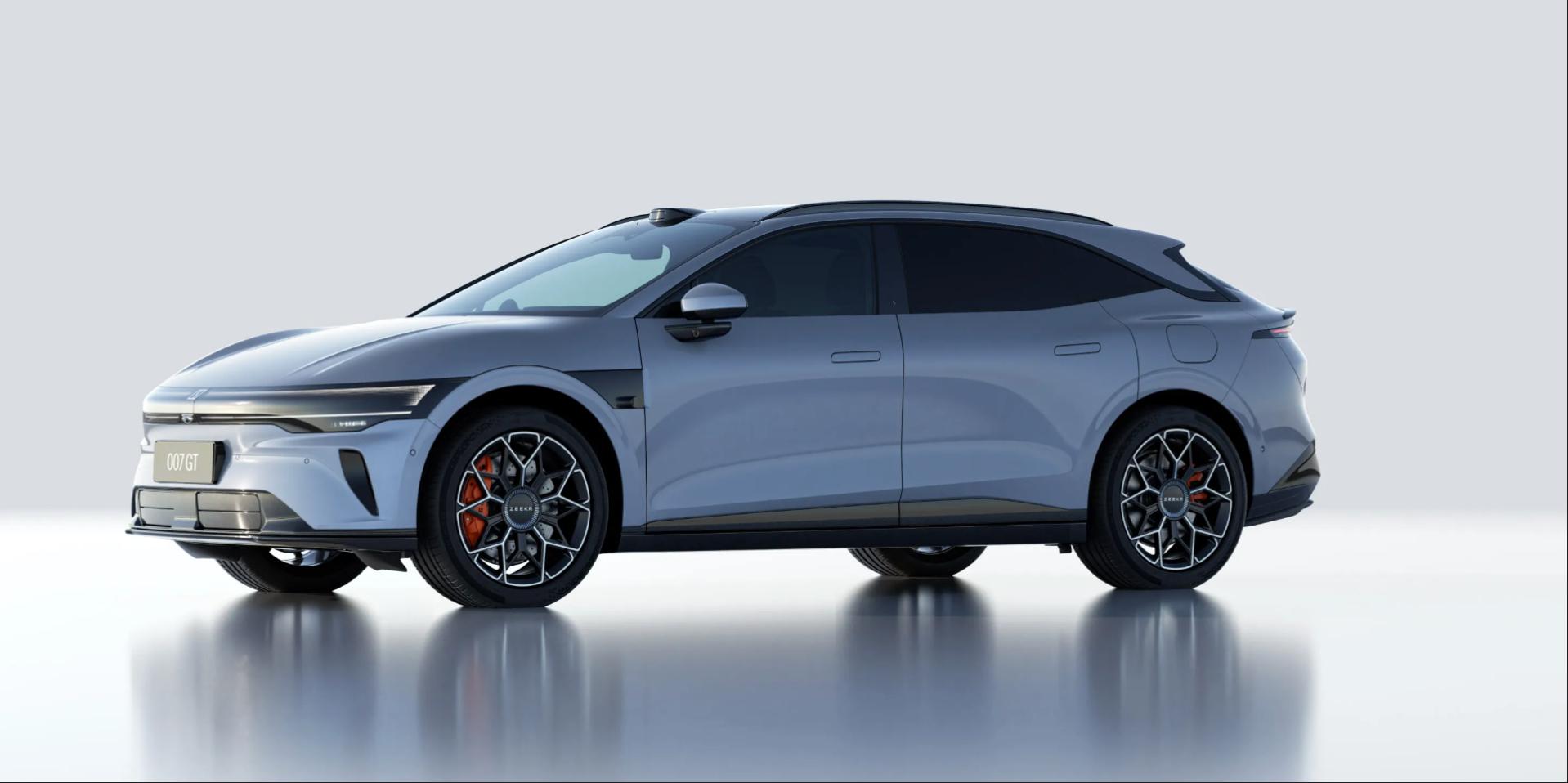 图一是焕新 极氪007GT 专属全新车色：冰湖蓝图二、图三、图四 是我在新疆拍到