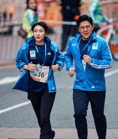 在渣打香港马拉松中，霍启刚与郭晶晶夫妻亮相参赛，获颁奖牌。霍启刚幸福感爆棚，郭晶