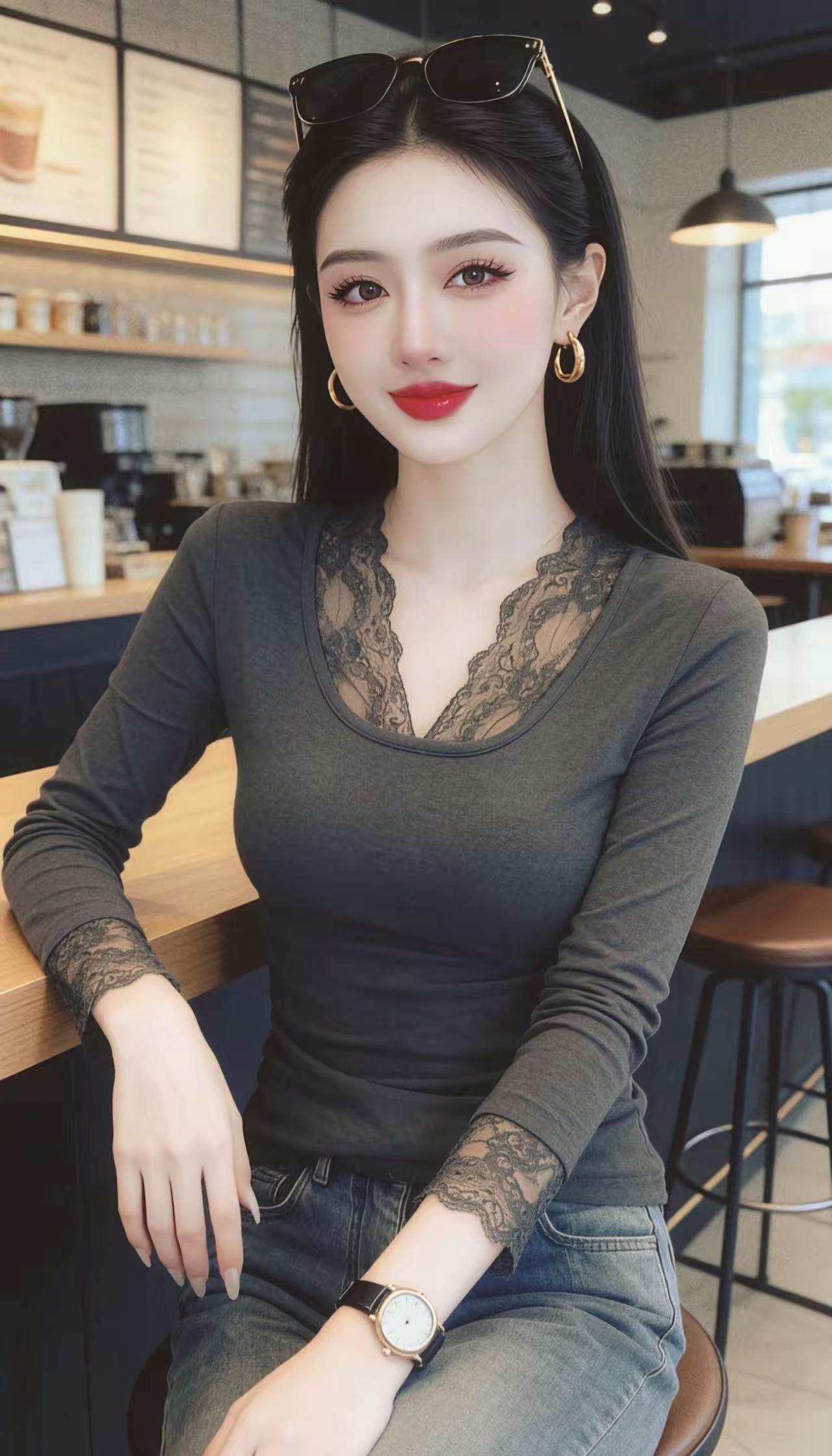 咖啡馆里的时尚女孩，黑色蕾丝上衣搭配牛仔裤，优雅又迷人。
