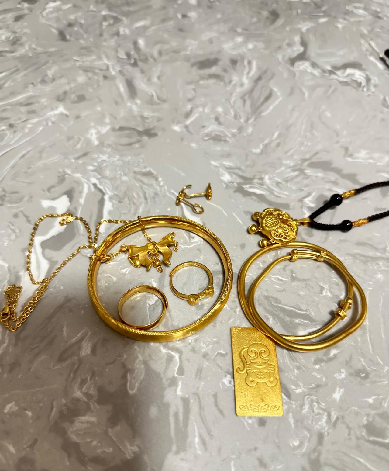 黄金市场侧底失控！

2月1日1163，
2月2日1070，刚刚一查直接暴跌到