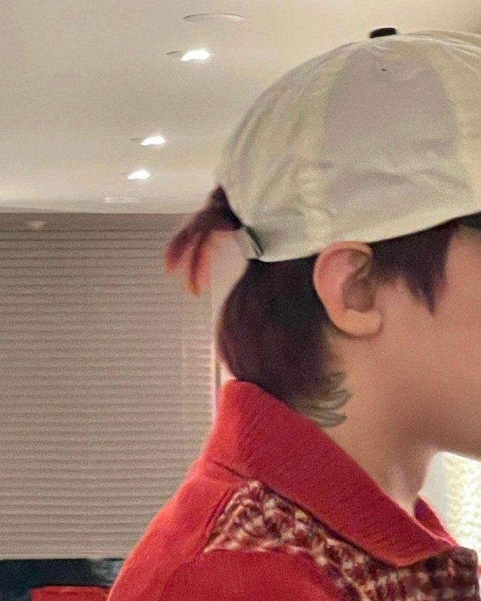 #权志龙香港随拍# 权志龙来香港啦！真的好爱看他更新的照片！#权志龙衣服穿反了#