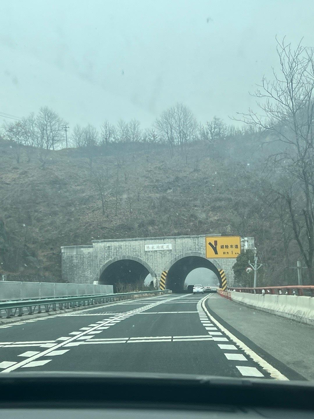 天空飘舞着雪花，这是在欢迎我回到西安嘛[哈哈]  