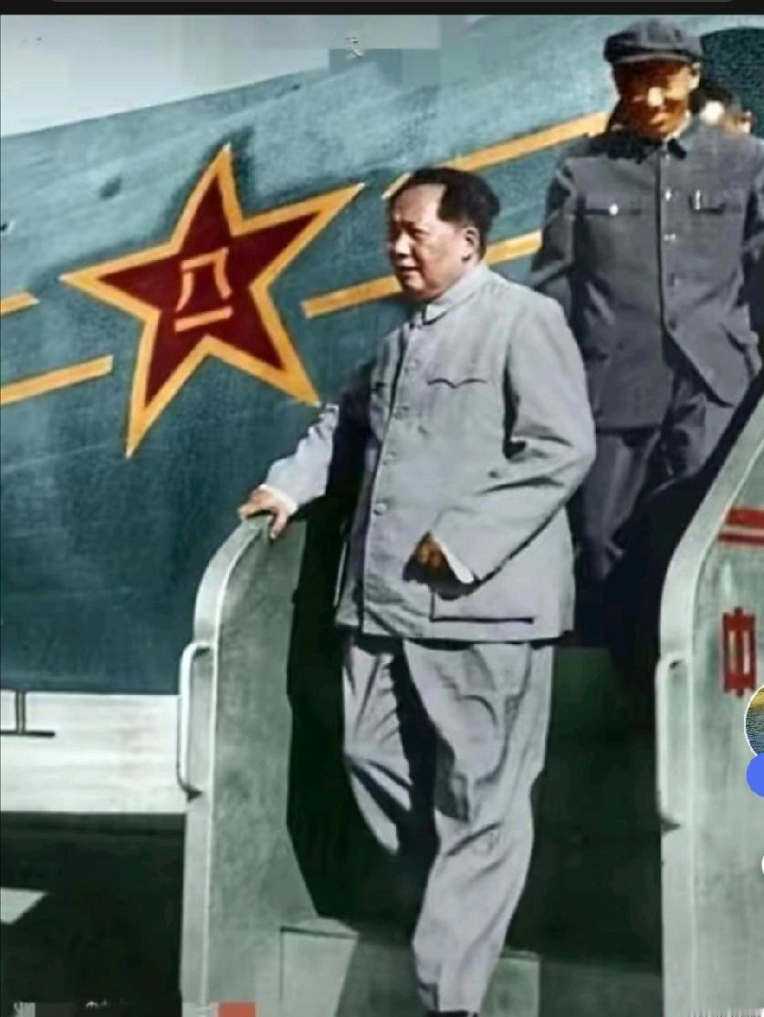 1954年，毛主席第一次坐上中国自己研发的飞机，心里甭提多高兴了，他用手抚摸着梯