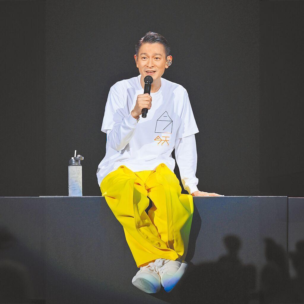 天王刘德华巡回演唱会今（31日）起在小巨蛋开唱，但民进党王定宇31日在脸书发文，