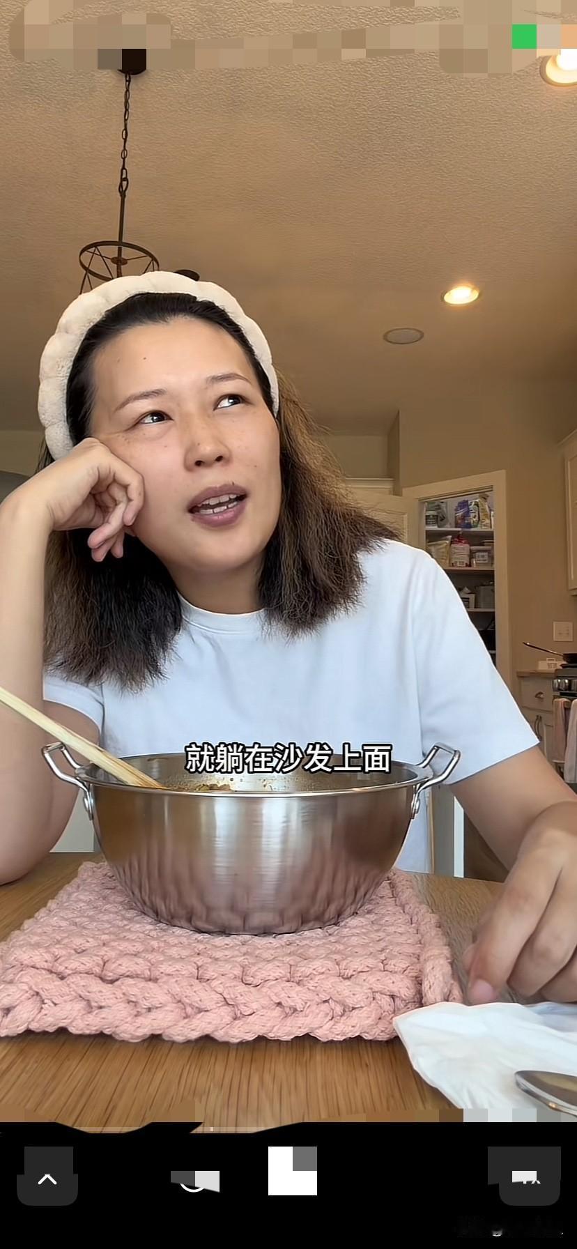 百万网红小黄回到美国后，很长时间没在大号小黄远嫁美国这个号发视频了！
今天小黄终
