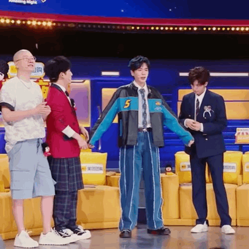 大张伟来了张若昀的笑点也来了张若昀跟着大张伟玩起来抽象也是毫不违和啊，直接复刻大