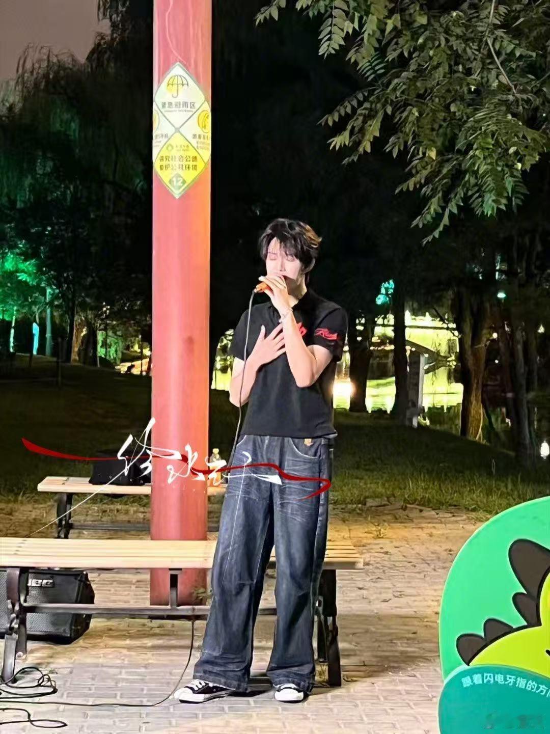 公园偶遇张极和路人合唱张极和路人合唱唯一啊啊啊啊啊！ 公园偶遇张极和路人合唱！！