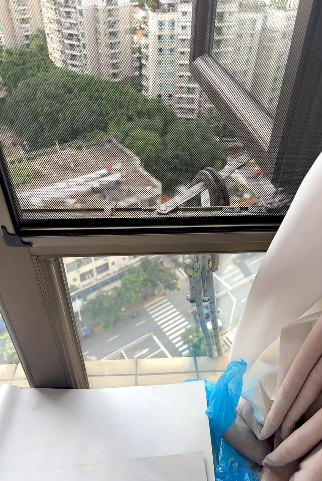 17楼的高空作业就靠这个薄薄的铁片？
想问问，这么高下去，保护钩子挂这里真的安全