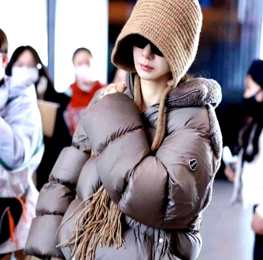 销量翻3倍，就靠一顶歪帽
 
早上洗脸都嫌麻烦，却想5秒出门自带气场？戚薇在浪姐