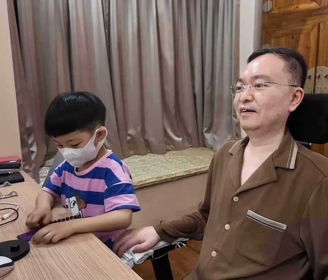 刷到蔡磊近况直接破防！普通人不生病，就是天大的福气
 
那个曾经在商界意气风发的