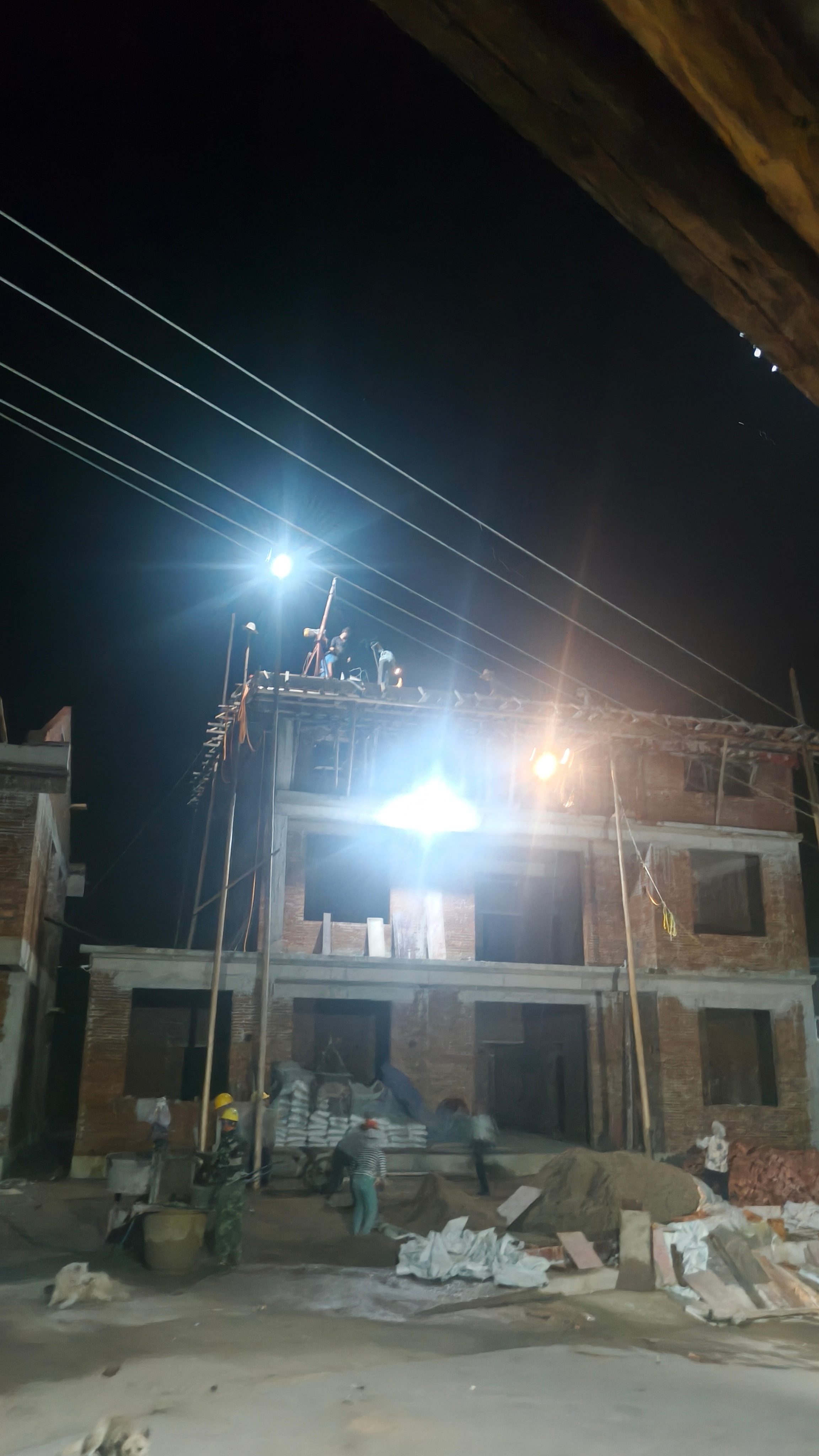 深夜工地灯火不息，农民工连夜赶工。不怕苦不怕累，只为养家糊口。每一份体力劳动都值
