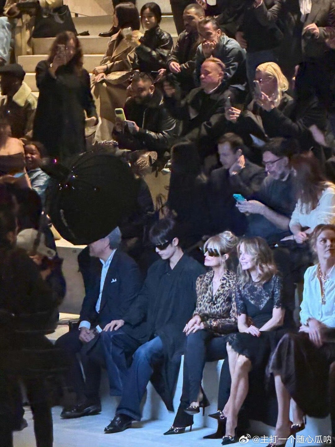 肖战就是放在人群中反而更是最耀眼的那位 