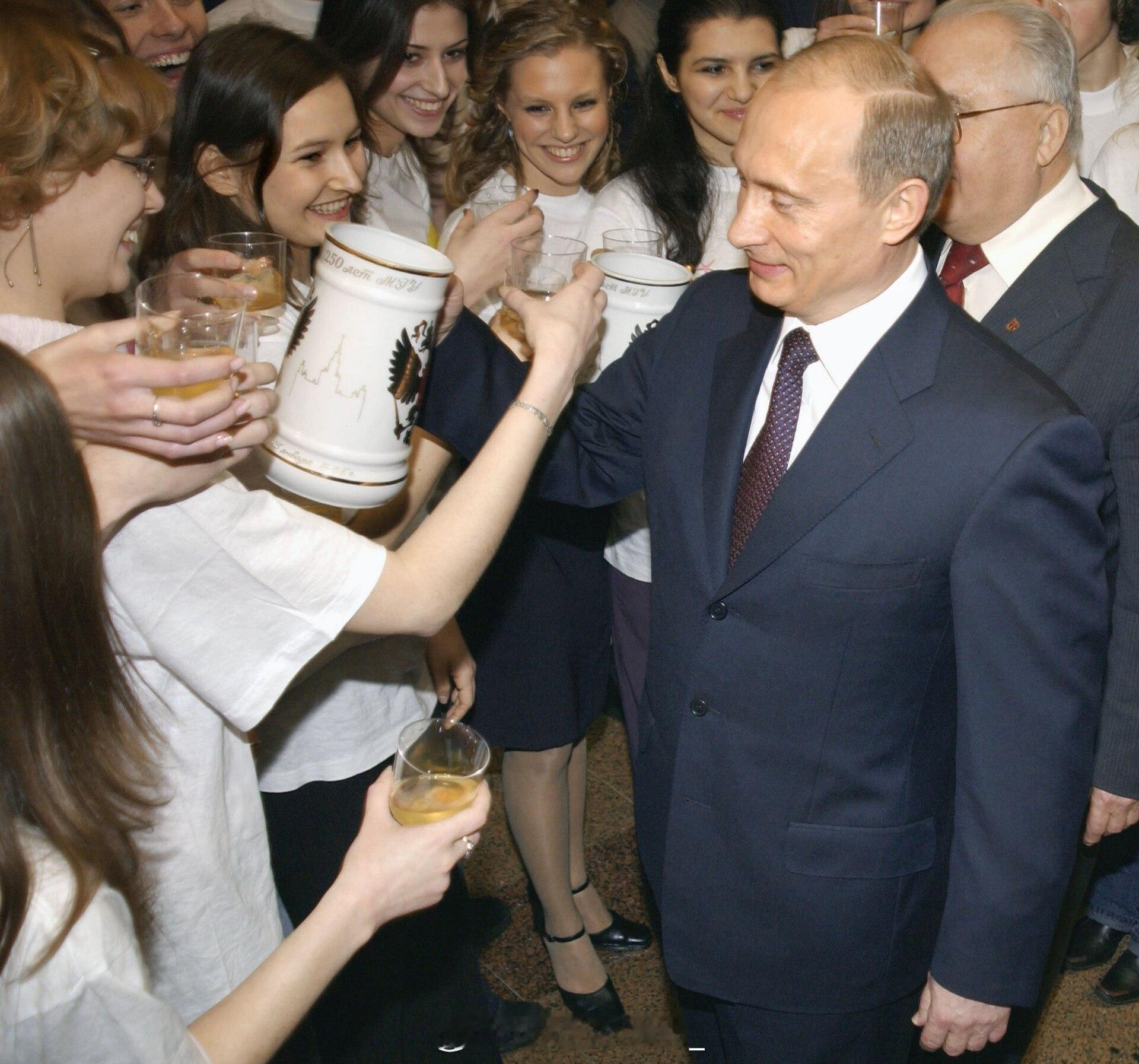 瓦洛佳小朋友[超话]  你还想跟别人喝交杯酒吗[doge] ​​​