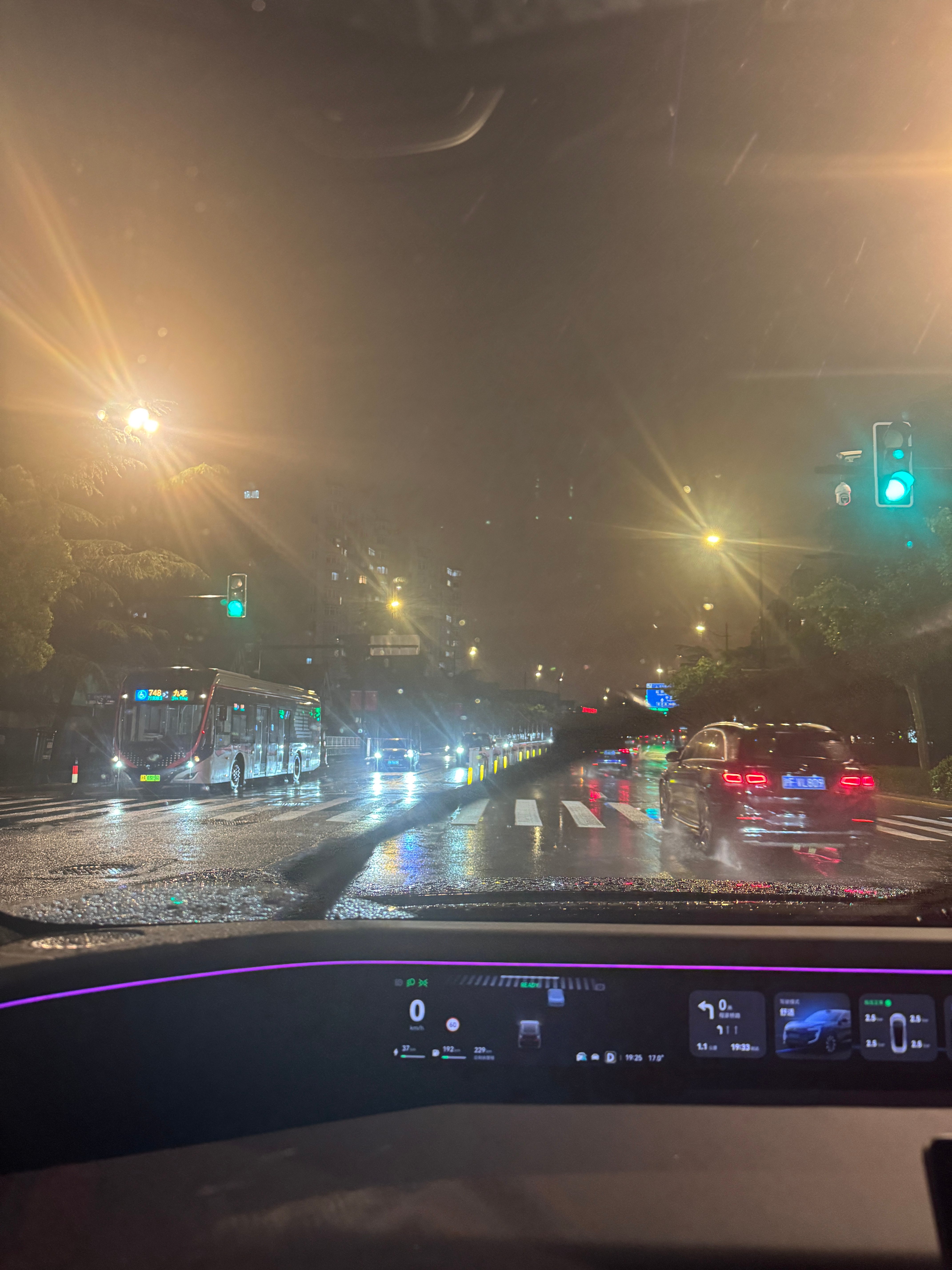 这种单眼灯左转的正确做法是，开到路中间，打左灯等待前方对向直行车辆走完，不能抢对