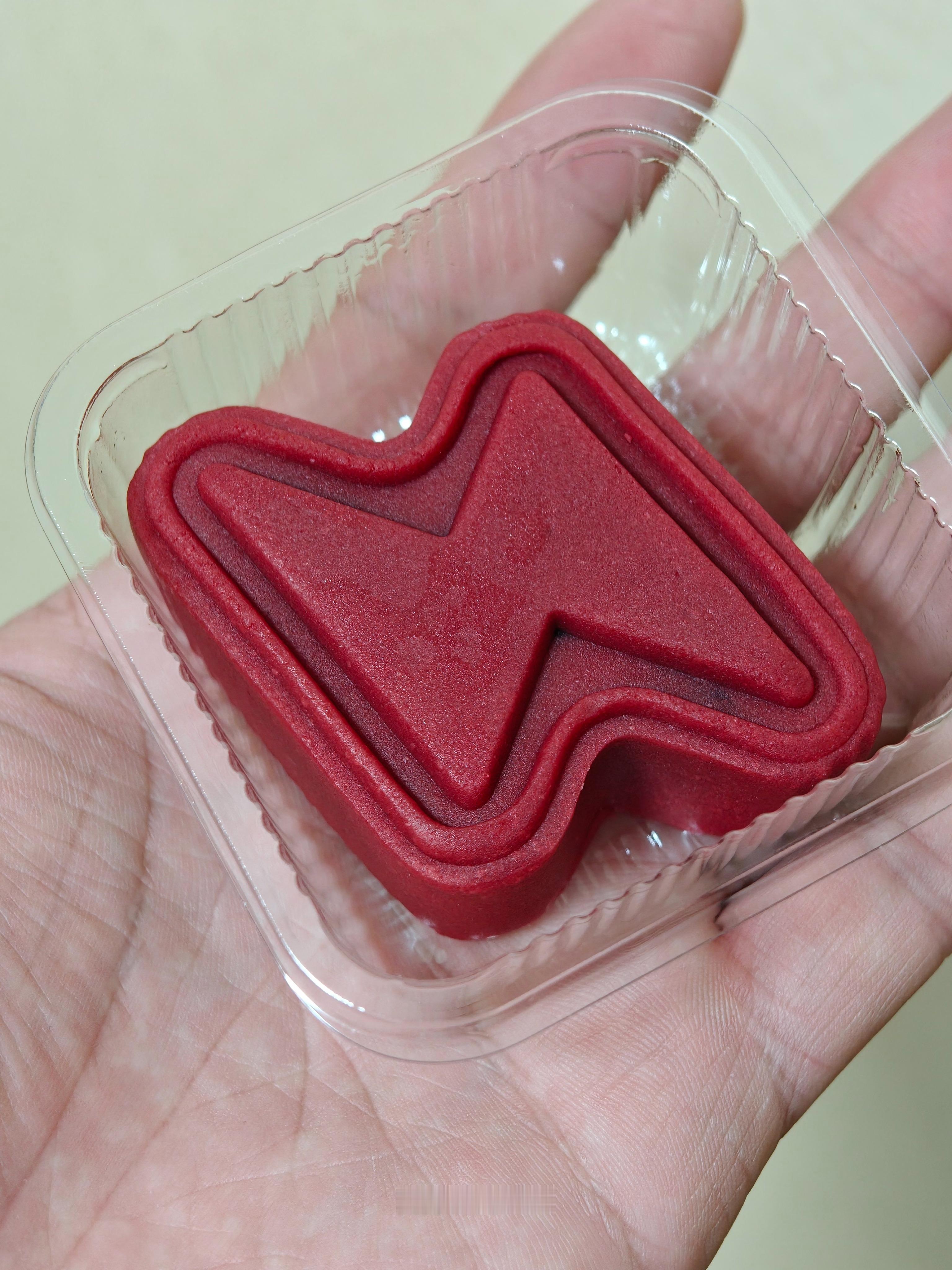 虽然是重阳节，但家里依然还有中秋节的快乐～炫了一口，是火锅味的！⚡ ​​​