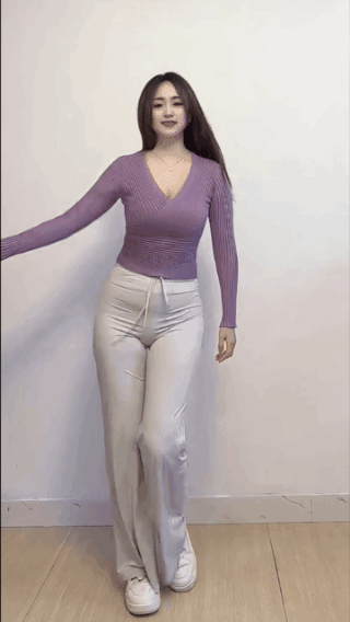 个头真大，
她有一米八吗？