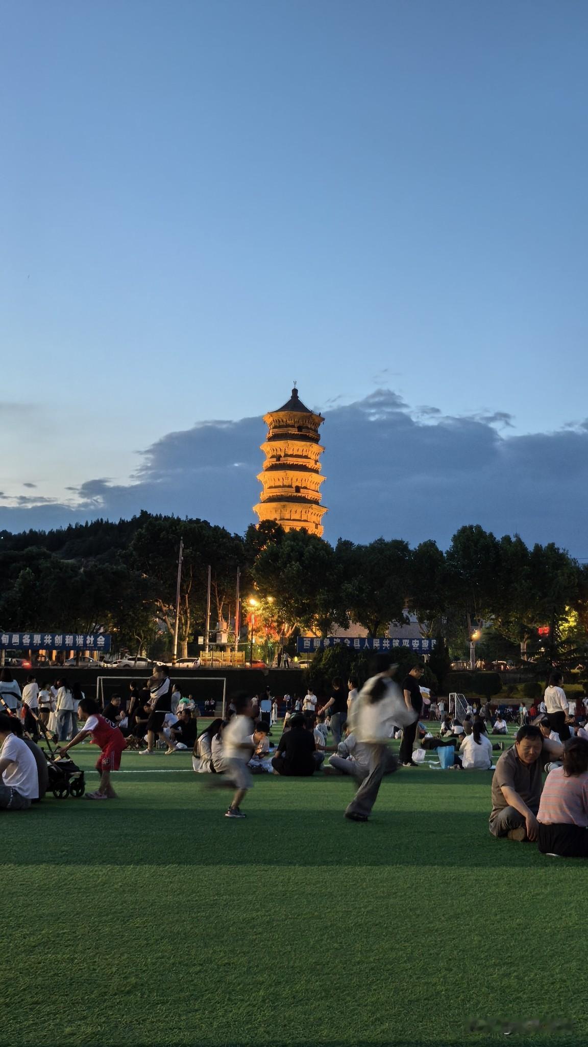 常以为父亲的沉默是冷漠，实则那是爱的拙朴。他们习惯将情感隐匿于行动中，以无声之态