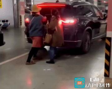 人蠢起来，还真的不得了。
俩女子边阻挡，边报了警，“有人抢车位”……
不过，谁对