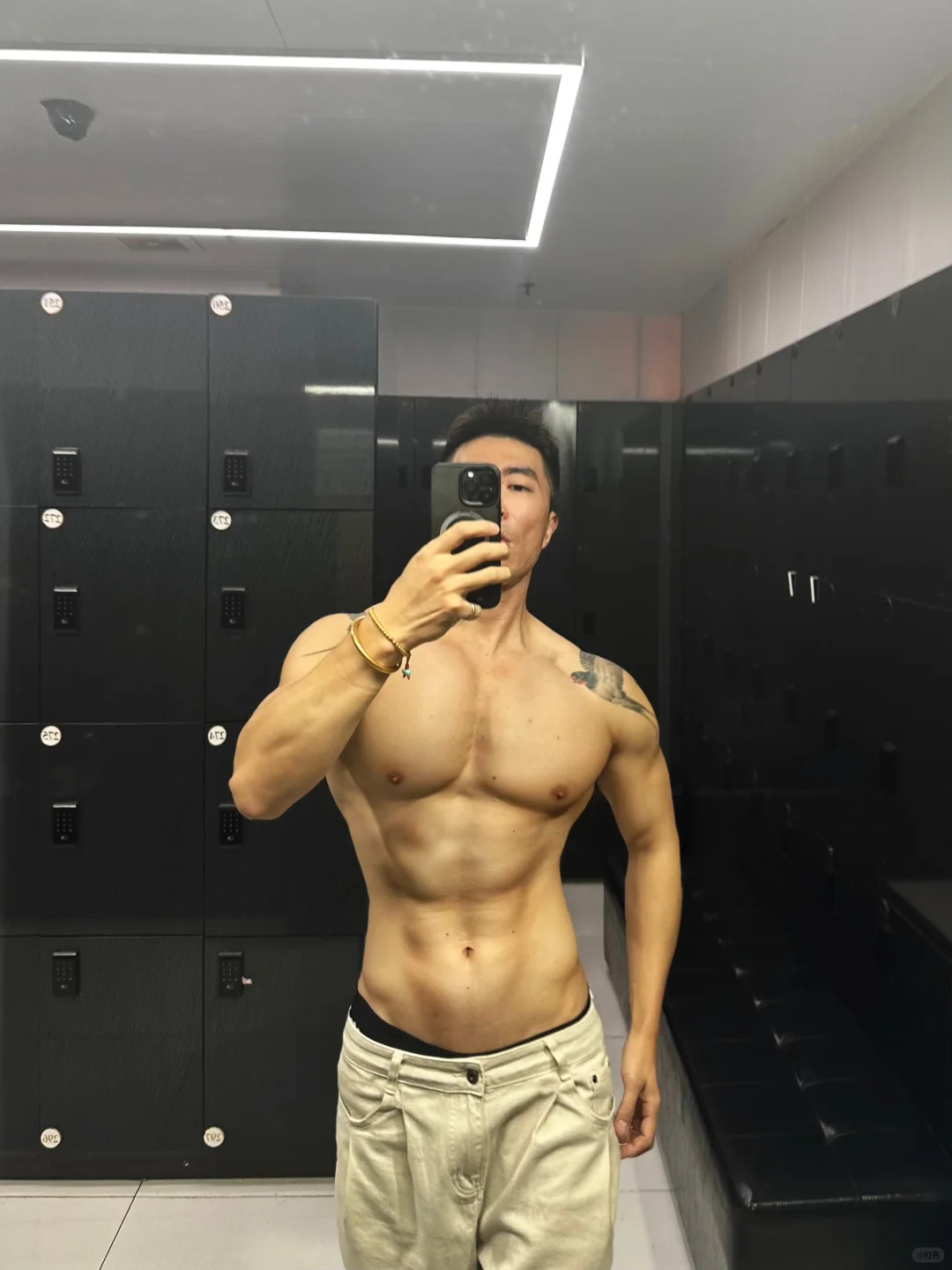 健身的线条穿了衣服以后啥也不是