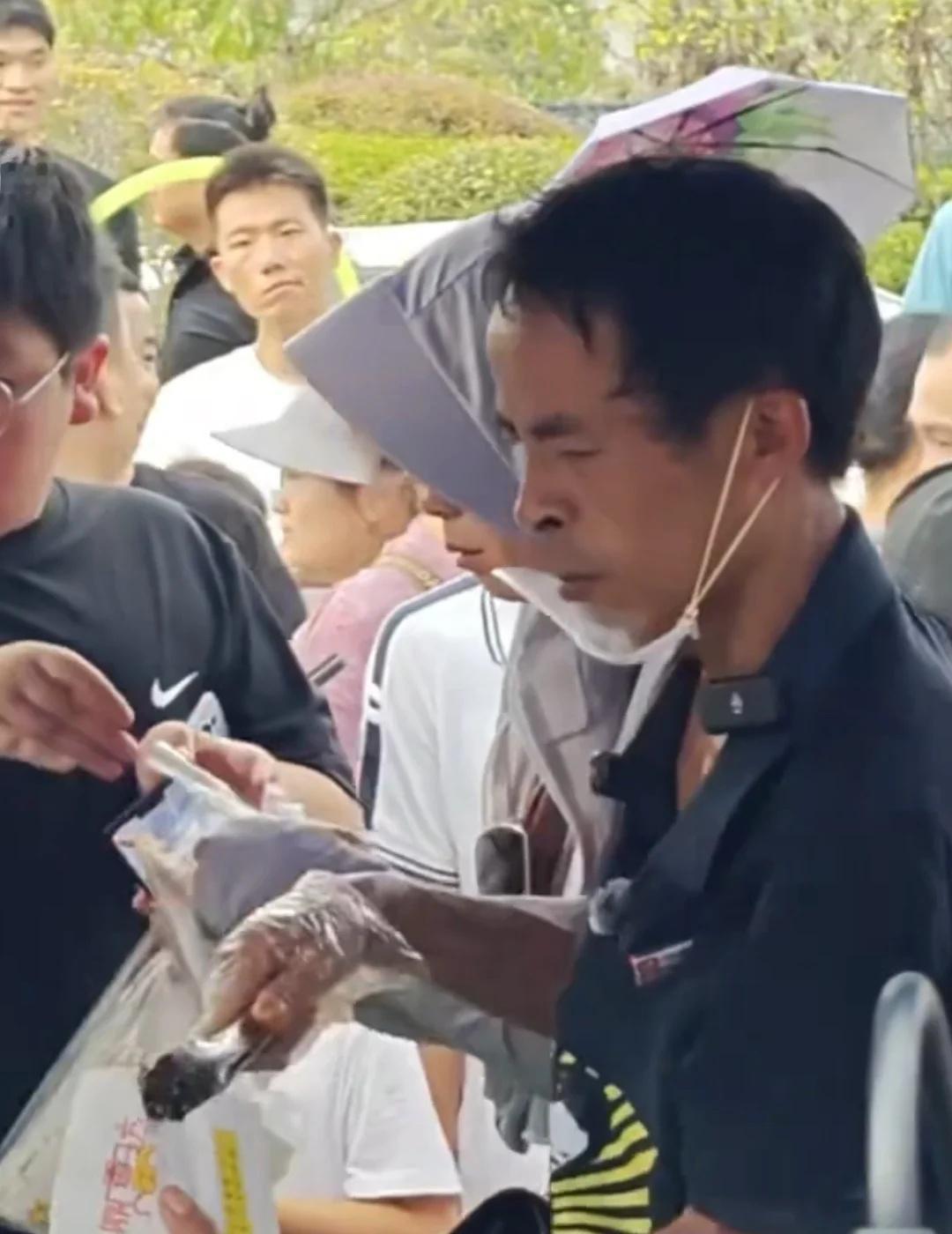 鸡排哥手臂上都是烫伤疤
景德镇 鸡排哥 国庆 热点