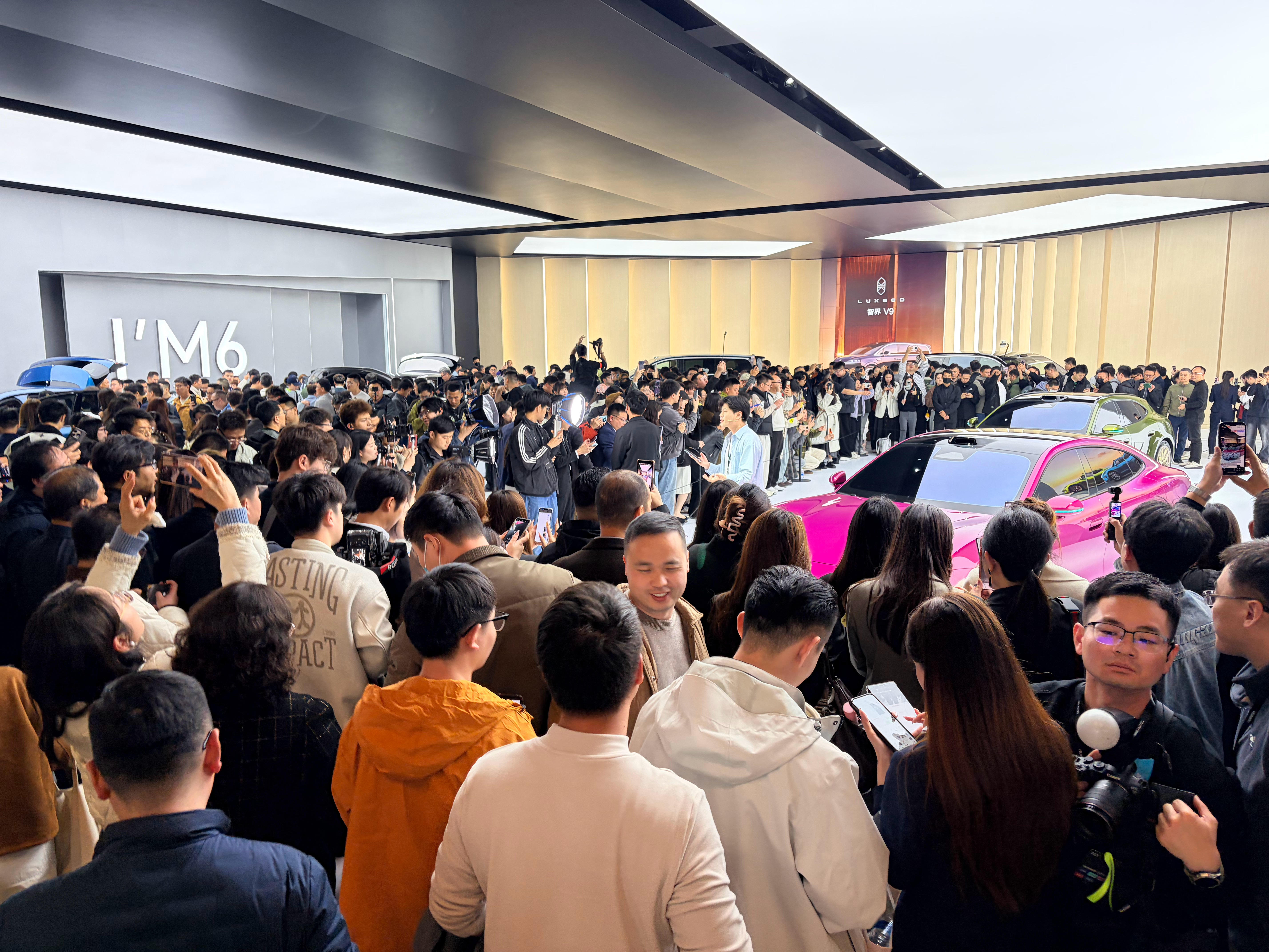 华为春季全场景新品发布会 展区人山人海，都是看新车的，根本挤不进去😂 长沙·长