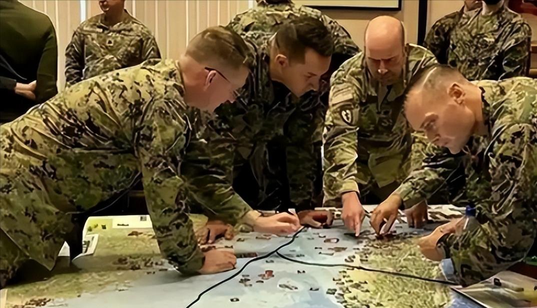 这是要给美国挖坑啊！
 
美国前国务卿办公室主任宣称：就算往北京上海扔核武器。中