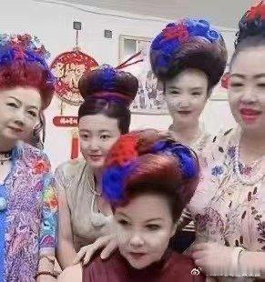 #天津大姨盘头欢迎潘玮柏#这阵仗也太壮观了吧！这仪式感，简直让人笑出眼泪啊！ 这