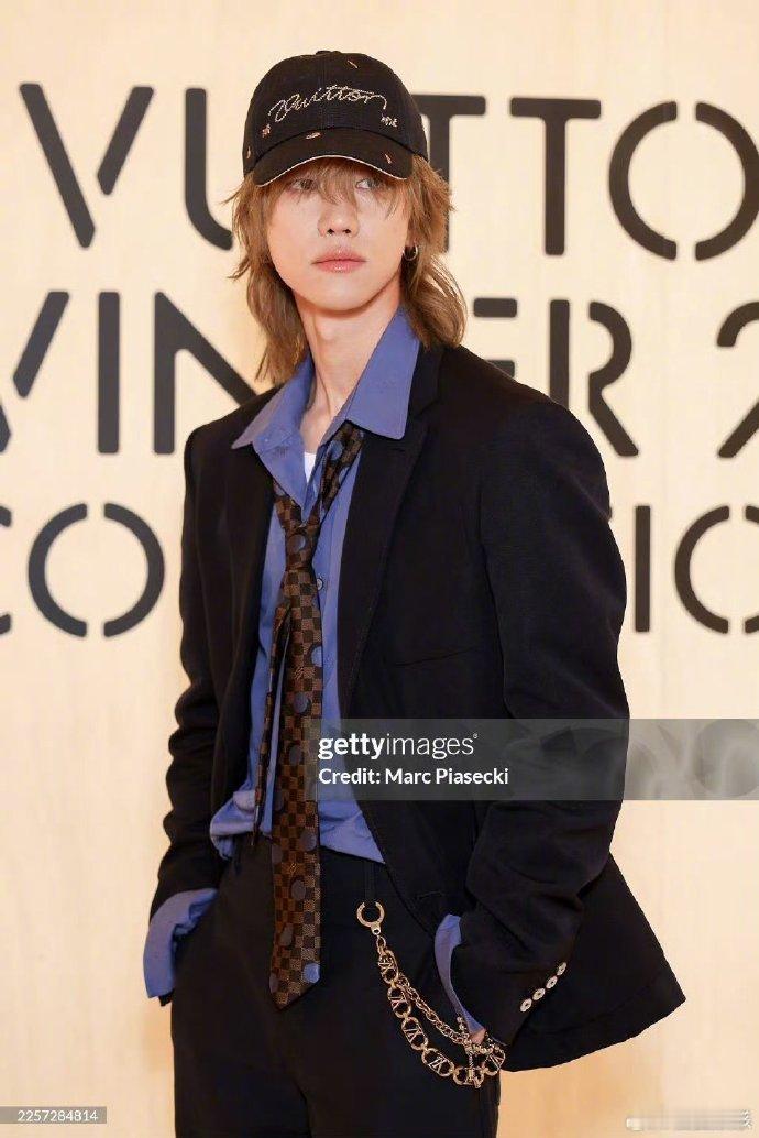 徐明浩秀场生图即神图 徐明浩秀场好chill 时尚的穿搭风格真的是太让人觉得心动