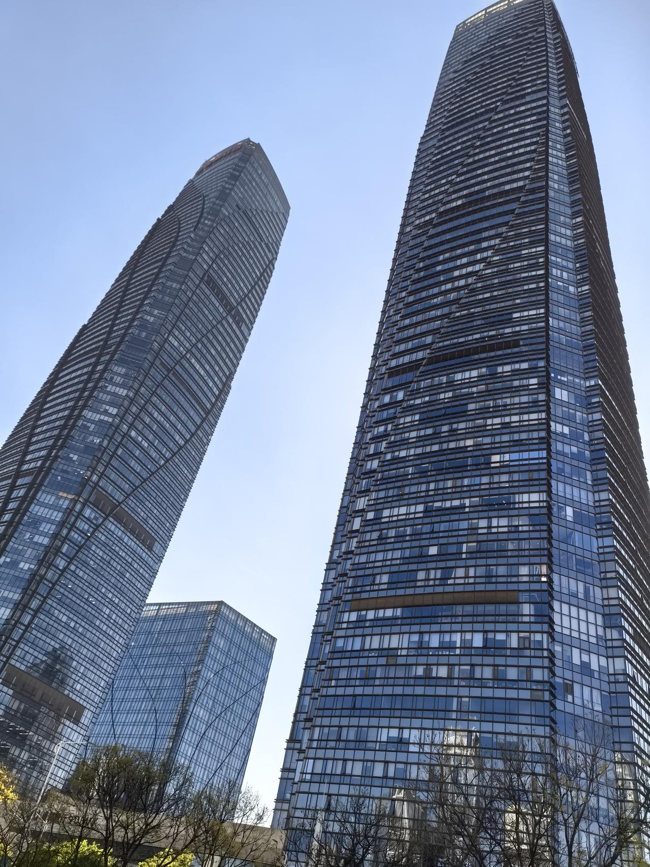 昆明西山万达双塔，也是昆明第一座等高双塔（超三百米）。项目总占地面积105亩，总