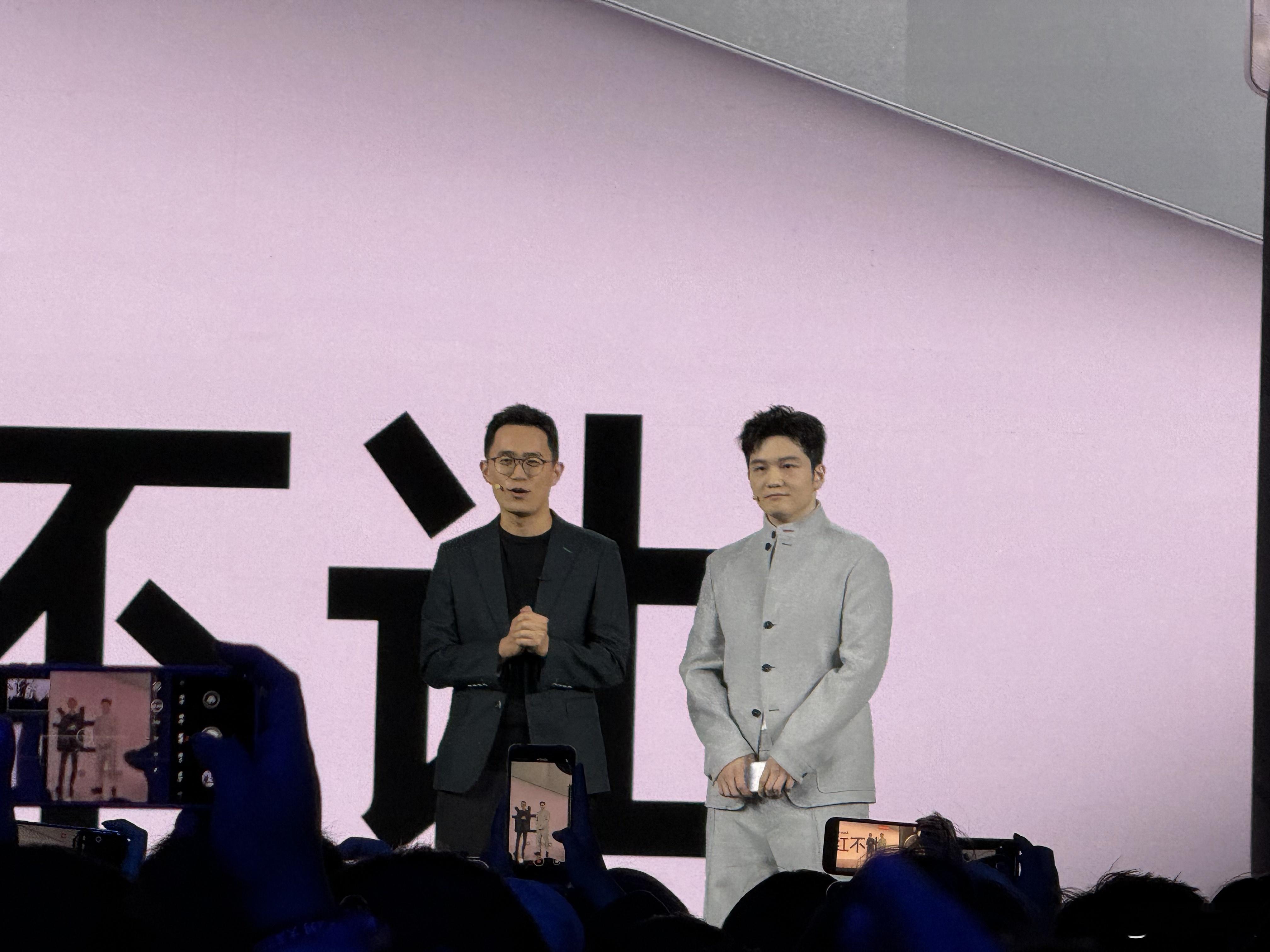 REDMI发布会上，樊振东也来到了现场[打call]今天发布的REDMI K80