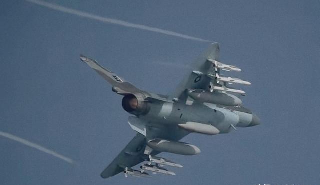 巴基斯坦空军这是把咱们的歼-10CE当成 重型战斗机使用了，比如巴基斯坦空军就高