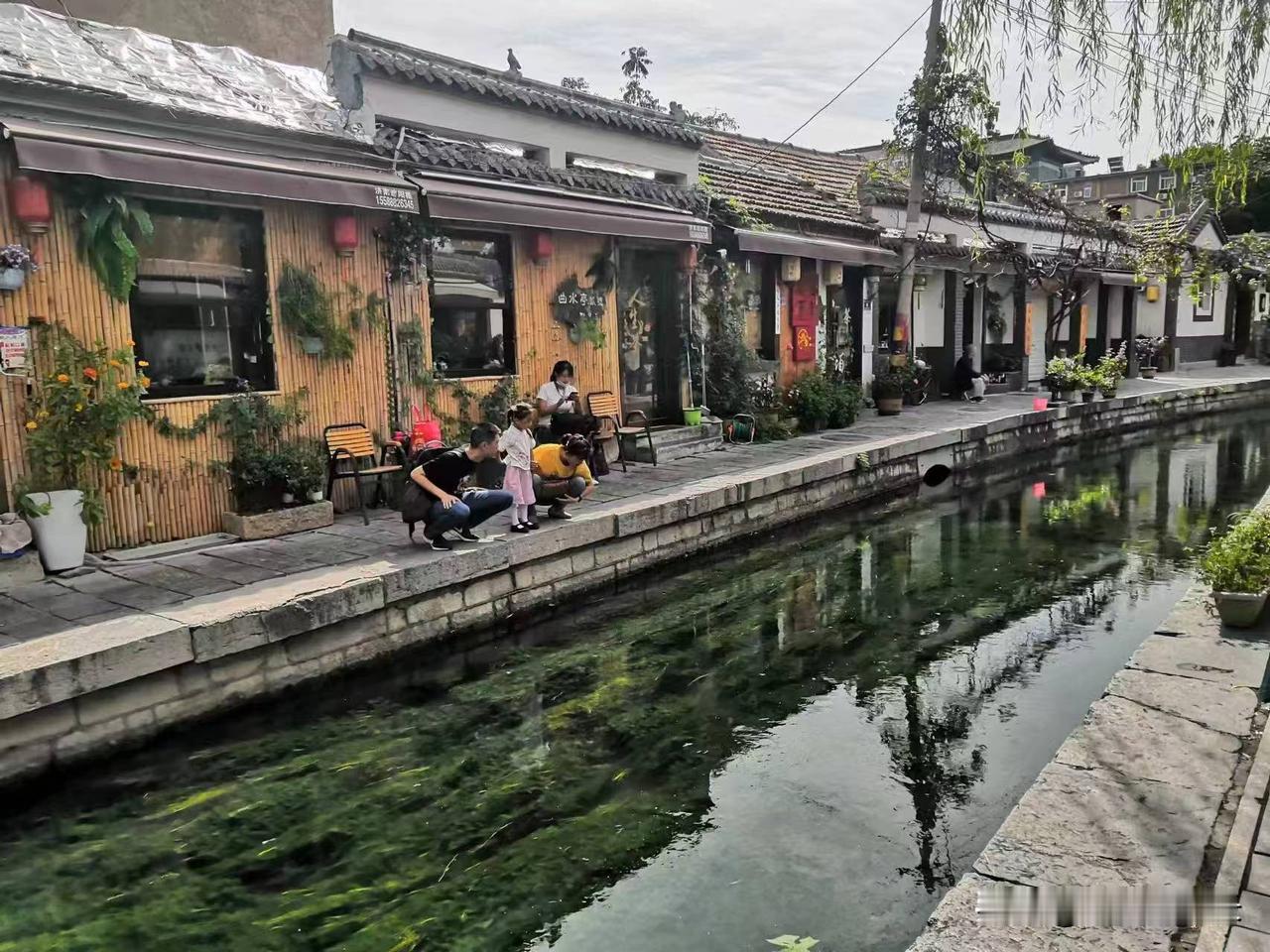 照片中的这个地方，如果不说是哪里，你会不会以为这是江南某个地方的照片。其实这不是